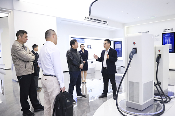 南宫ng28股份副董事长、总裁刘作斌向福船集团副总经理李振均一行介绍公司充电产品.jpg